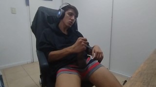 Me corro sobre mi buzo 
