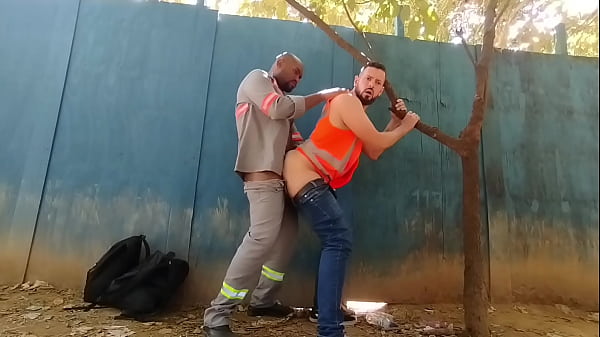 Trabalhadores fudendo no pelo atrás da obra